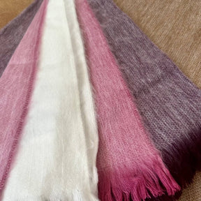 patura din lana alpaca, model in dungi, culori pastelate de roz fad, mov si maro cu alb, detaliu