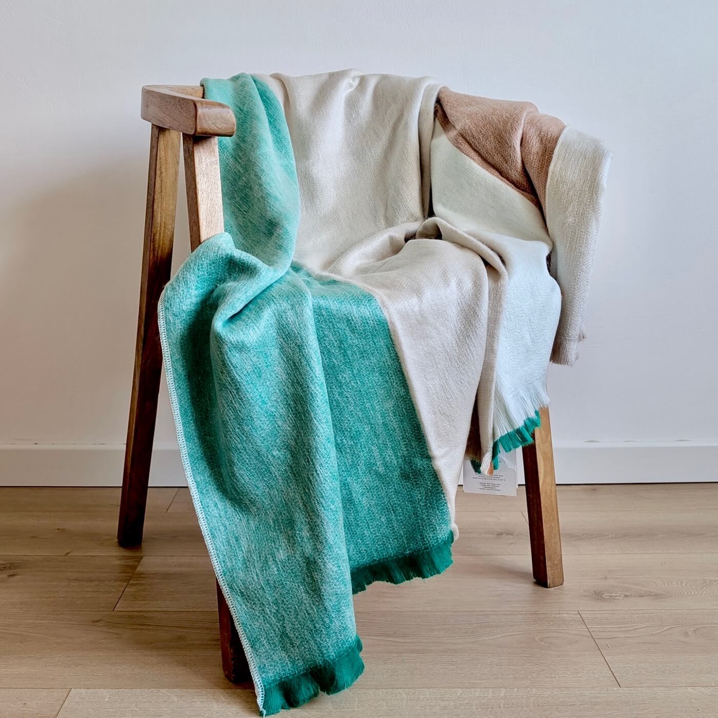 Pătură în dungi din lână de alpaca, Verde Bej și Maro Natural - pe scaun 