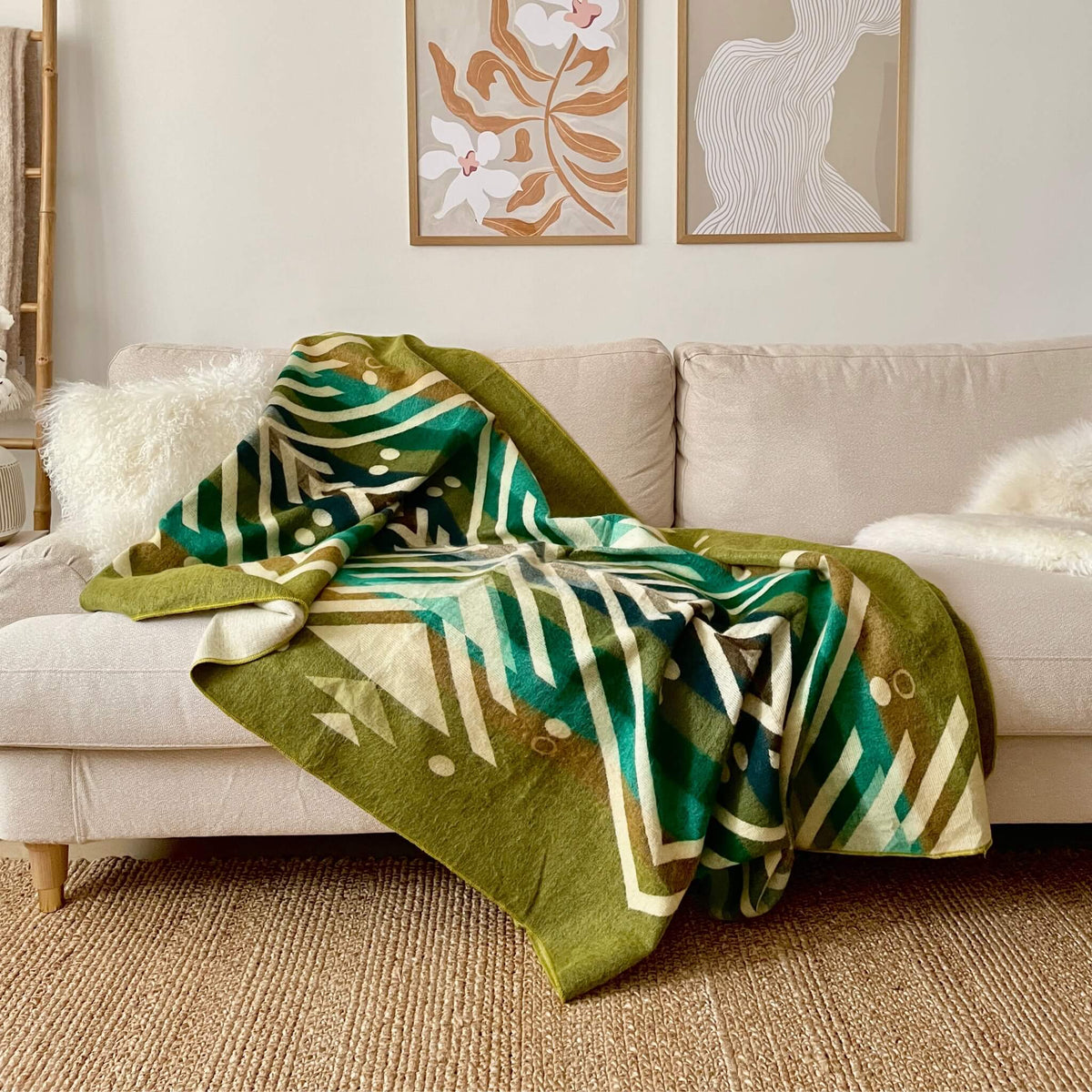 Patura din Lana Alpaca Imbabura, nuante de verde, single reversibila, model nativ, pe canapea 