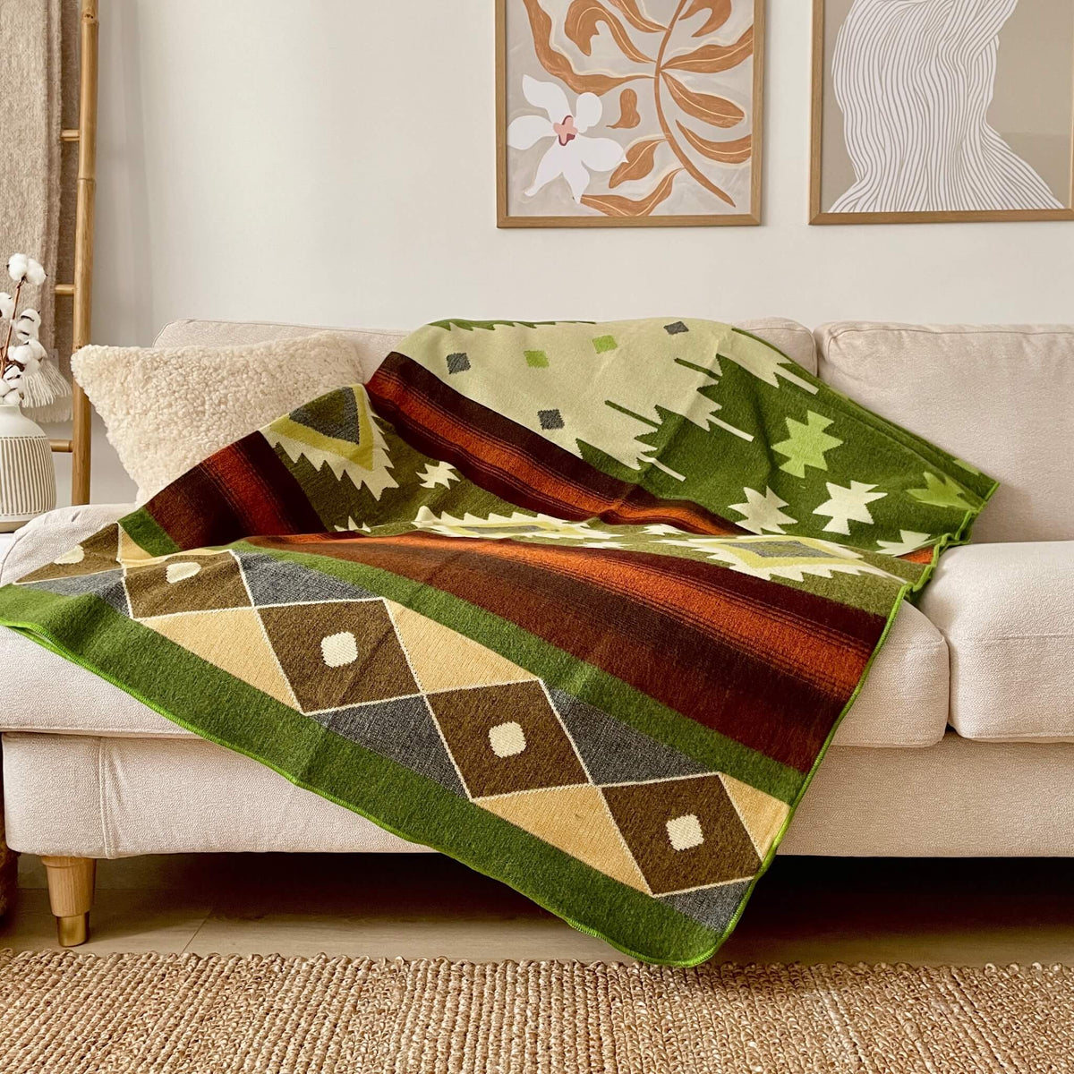 Patura din Lana Alpaca Quilotoa, nuante calde si verde, dubla reversibila, model nativ, pe canapea in living