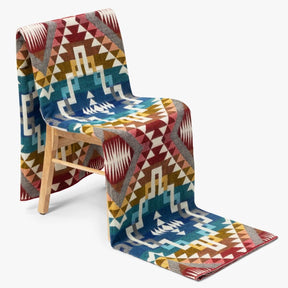 patura reversibila din lana de alpaca pufoasa si moale Guayaquil, multicolora, pe scaun