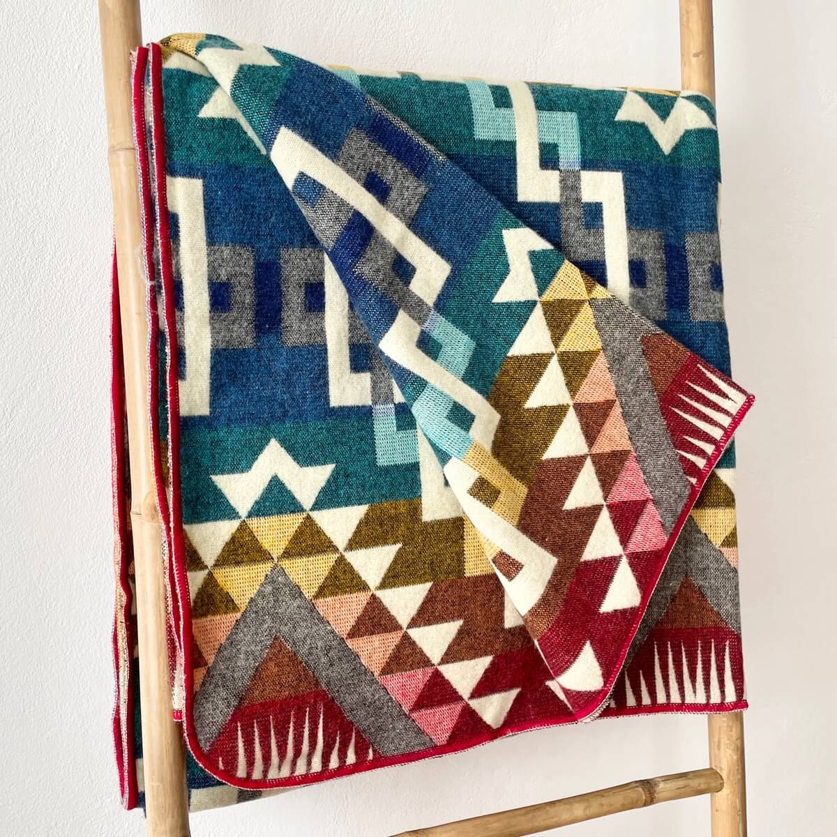 patura reversibila din lana de alpaca pufoasa si moale Guayaquil, multicolora, pe scara