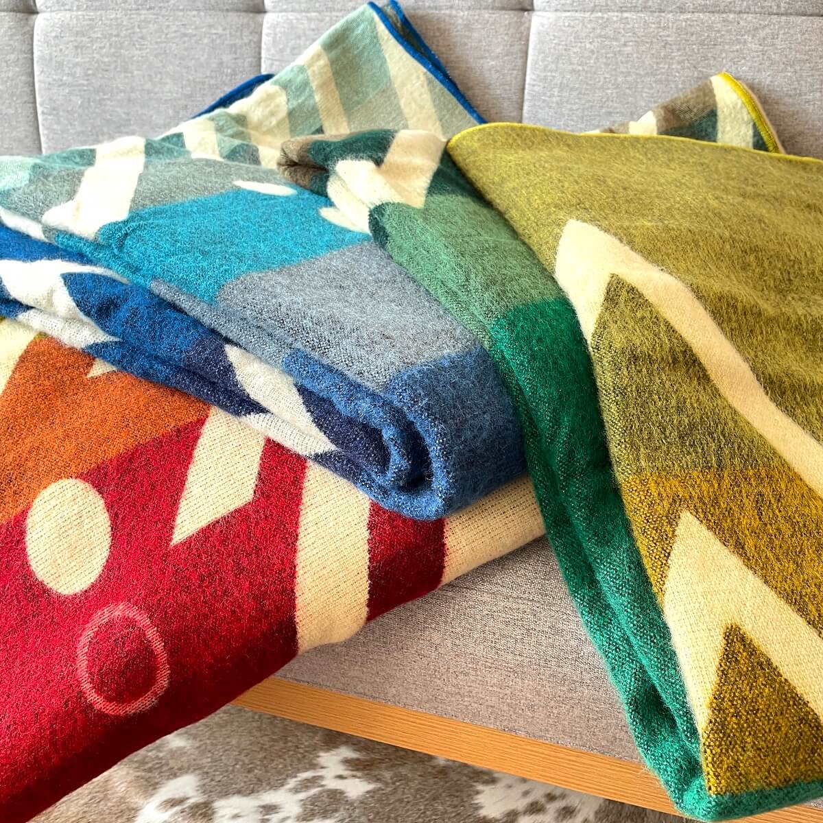 patura mare reversibila din lana de alpaca imbabura 3 culori pe canapea