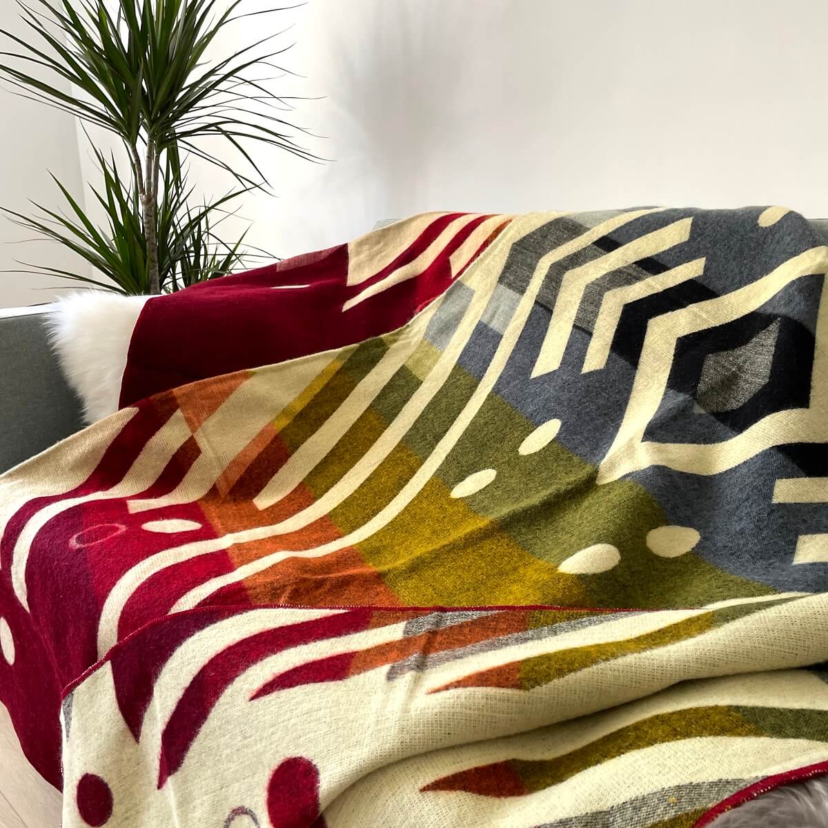 patura mare reversibila din lana de alpaca imbabura rosu  intinsa
