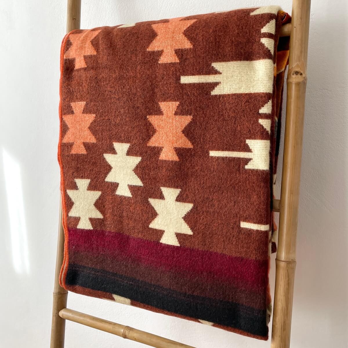patura reversibila din lana alpaca quilotoa nuante pamantii de rosu, scara