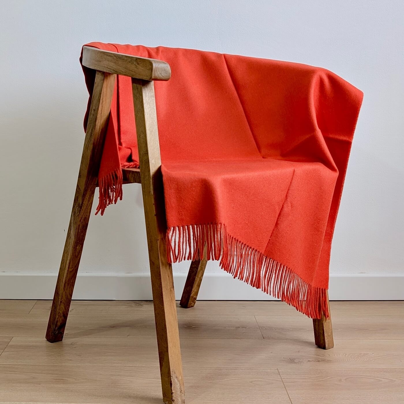 Pătură din lână 100% baby alpaca Supreme, Roșu Melange – pe scaun