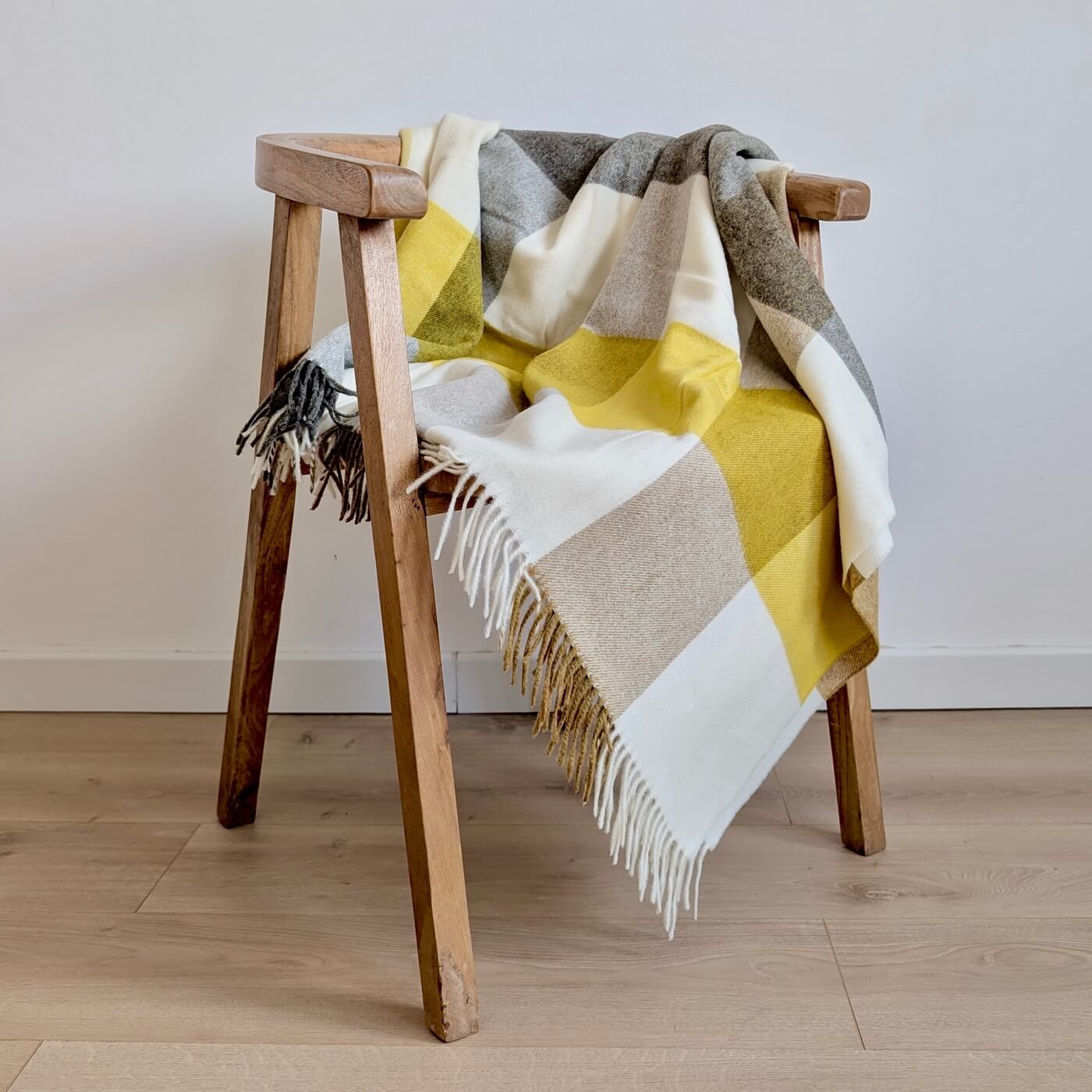 Pătură 100% din lână merino Block Islay, Galben - made in britain - pe scaun