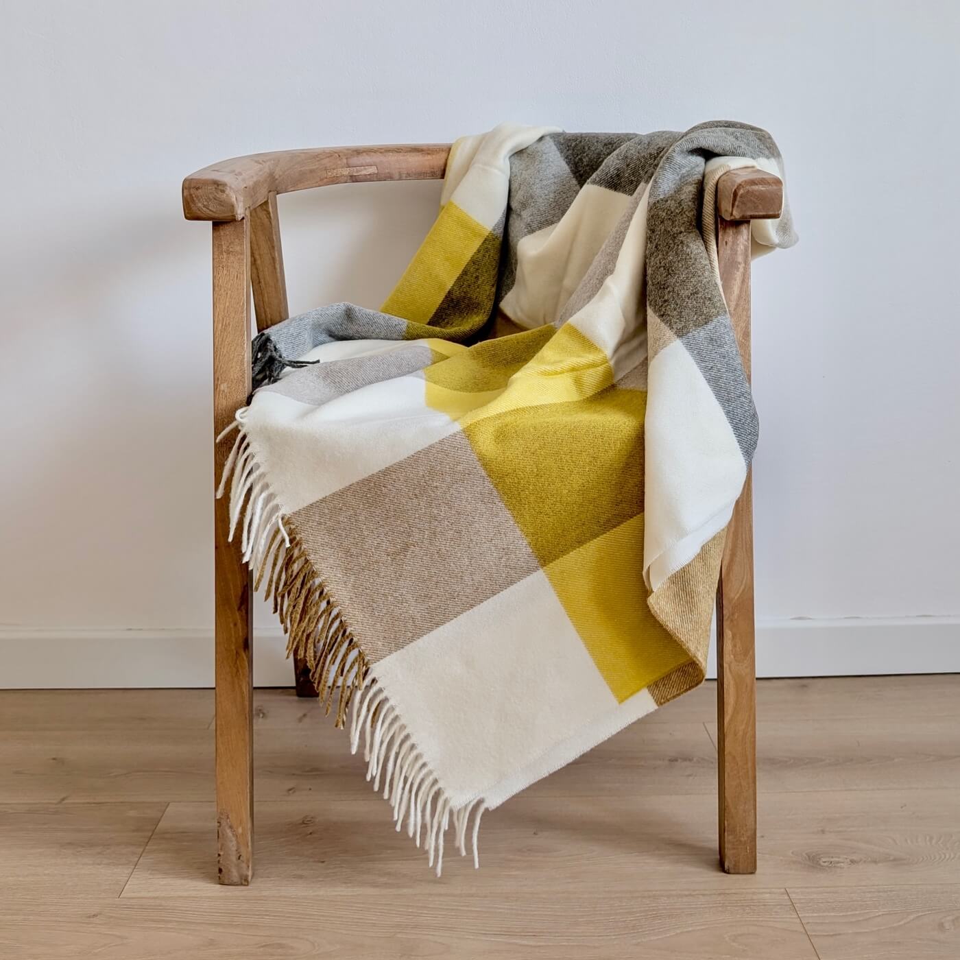 Pătură 100% din lână merino Block Islay, Galben - made in britain - pe scaun 2