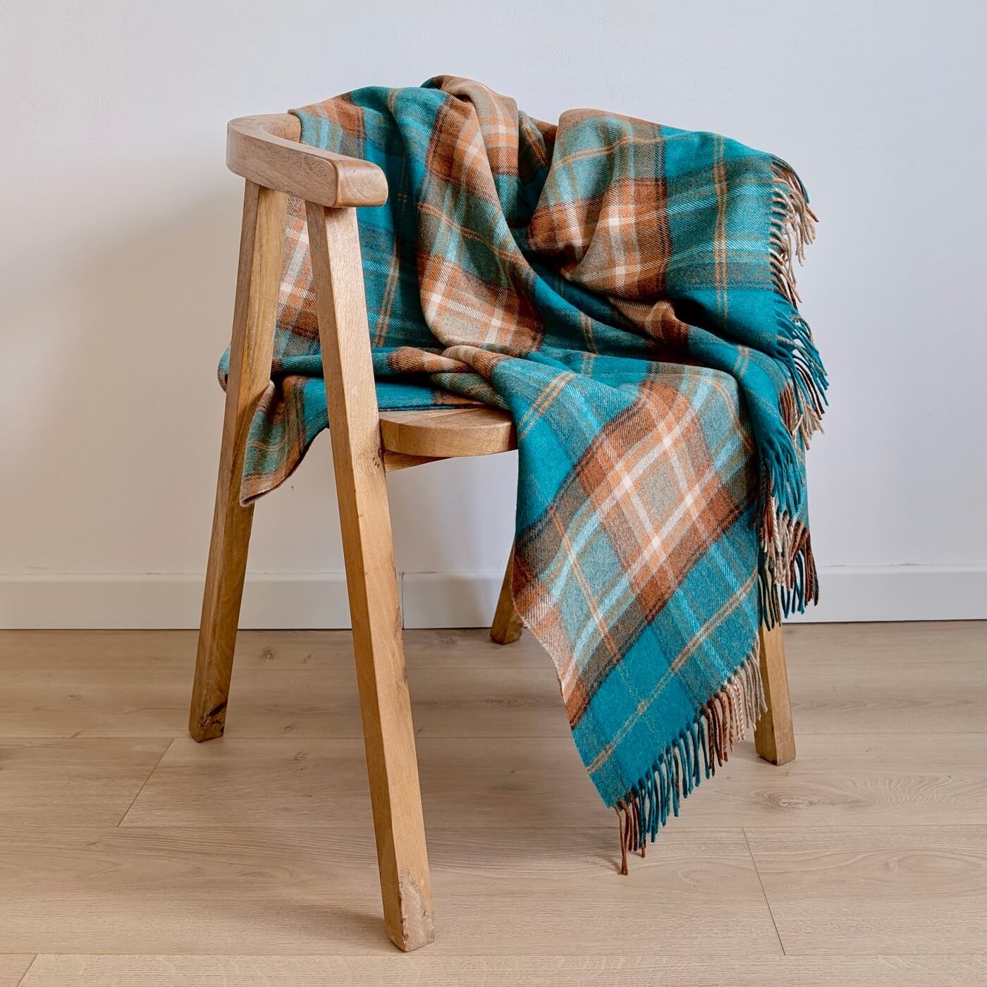 Pătură Winterton - 100% din lână merino britanică moale și elegantă, Verde Jad - pe scaun