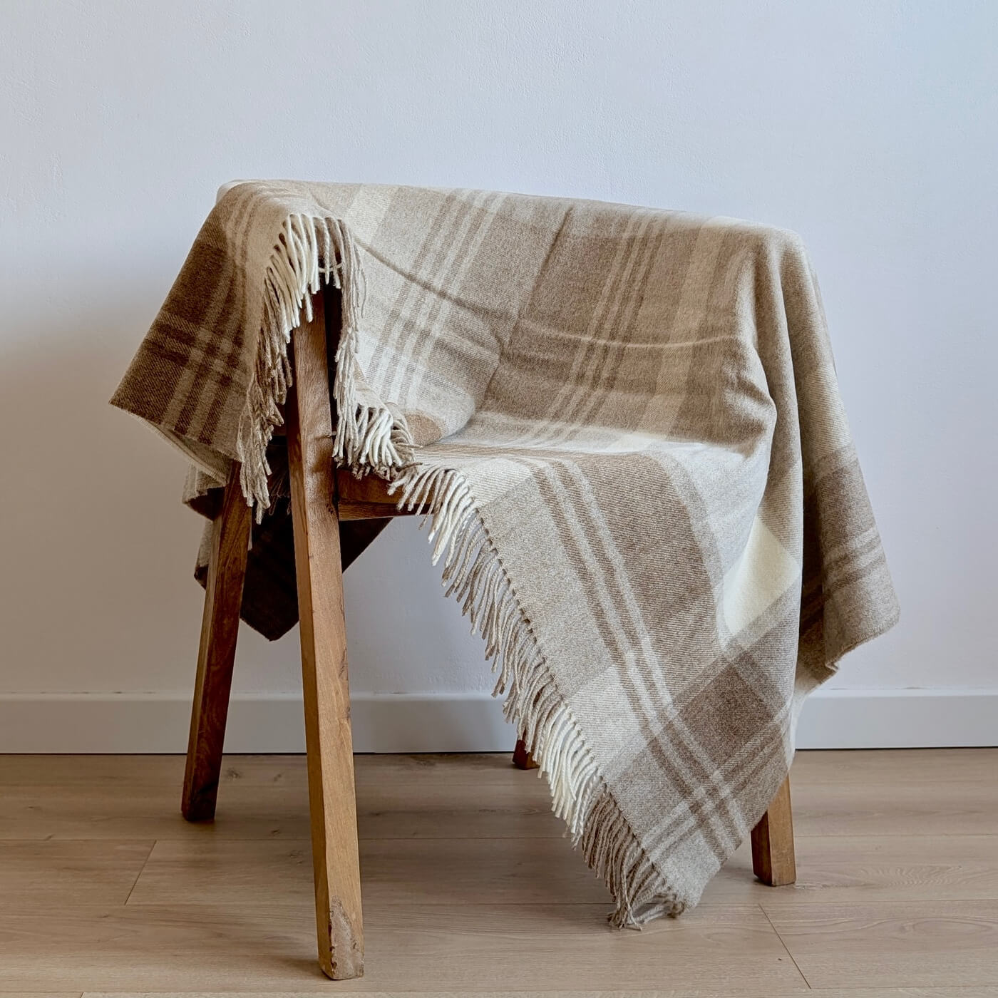 Pătură 100% din lână Merino Port Ellen, Bej & Crem - model britanic în carouri - pe scaun