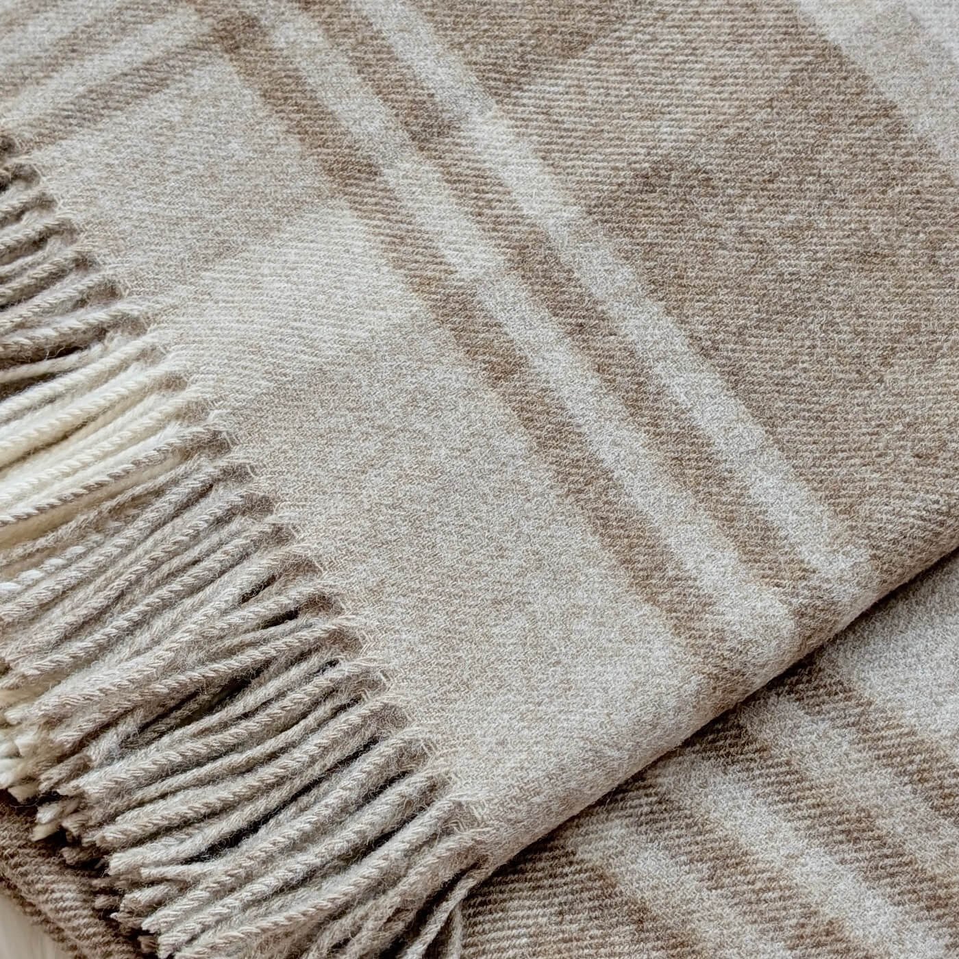 Pătură 100% din lână Merino Port Ellen, Bej & Crem - model britanic în carouri - de aproape