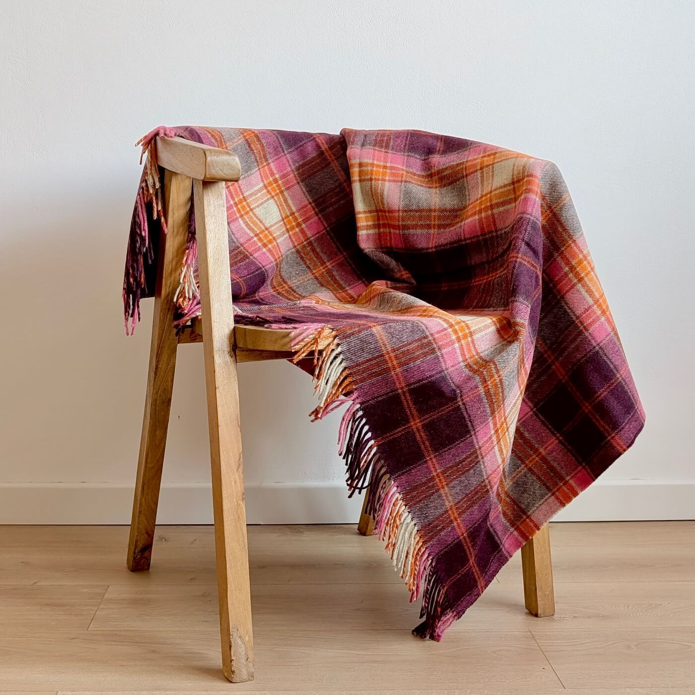 Pătură 100% din lână Merino Winterton, Vișiniu, model în carouri - pe scaun