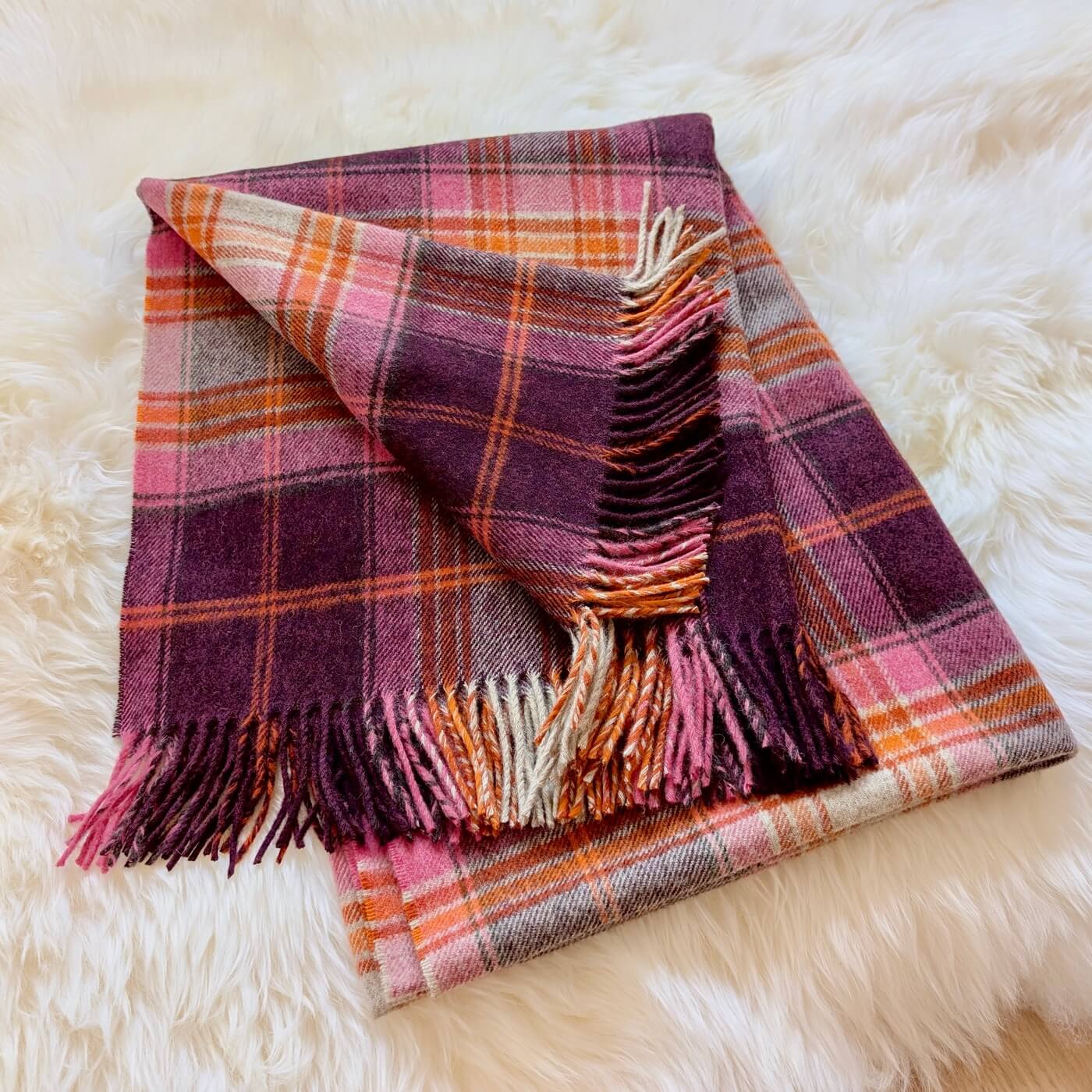 Pătură 100% din lână Merino Winterton, Vișiniu, model în carouri - pe scaun - zoom 1