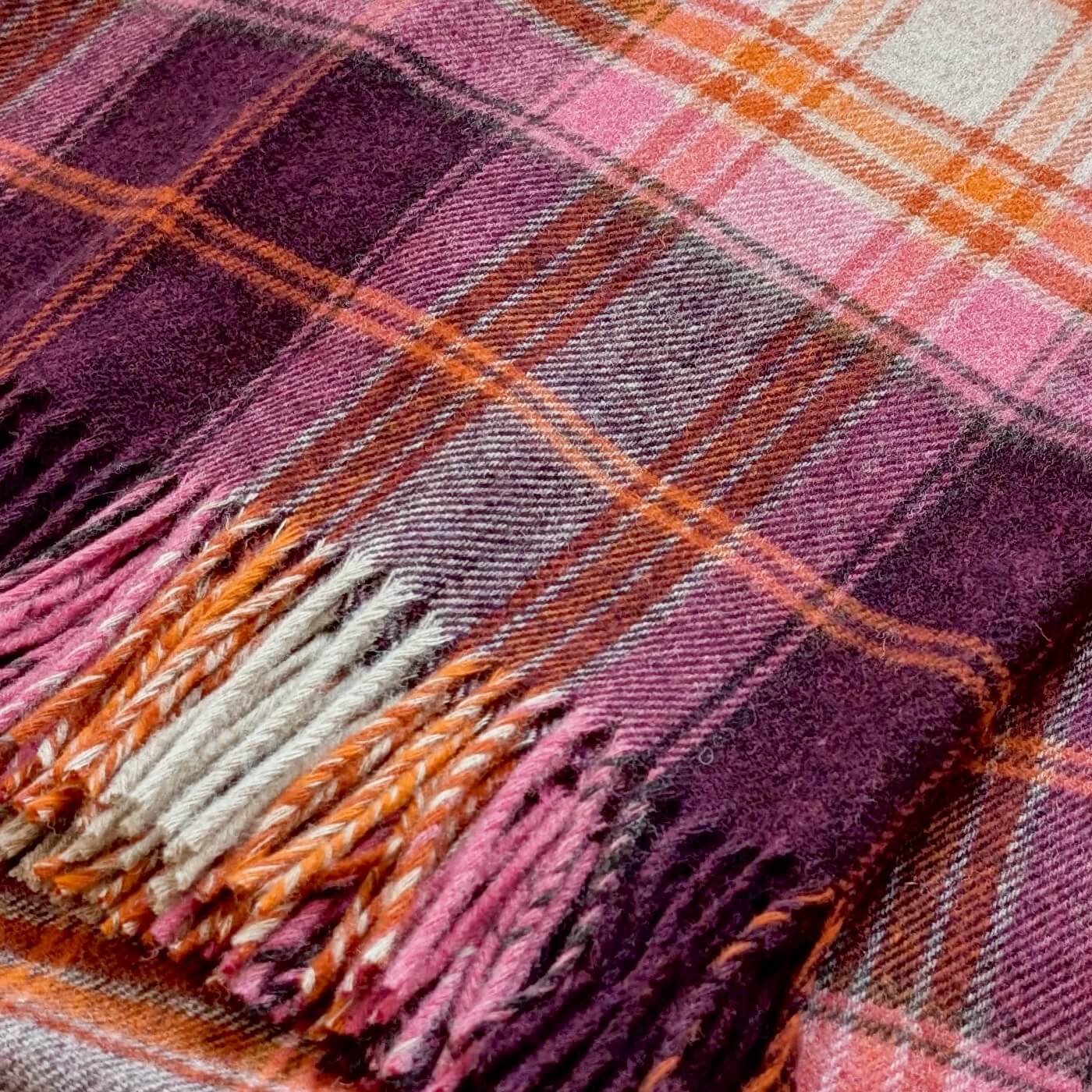 Pătură 100% din lână Merino Winterton, Vișiniu, model în carouri - pe scaun - ciucuri