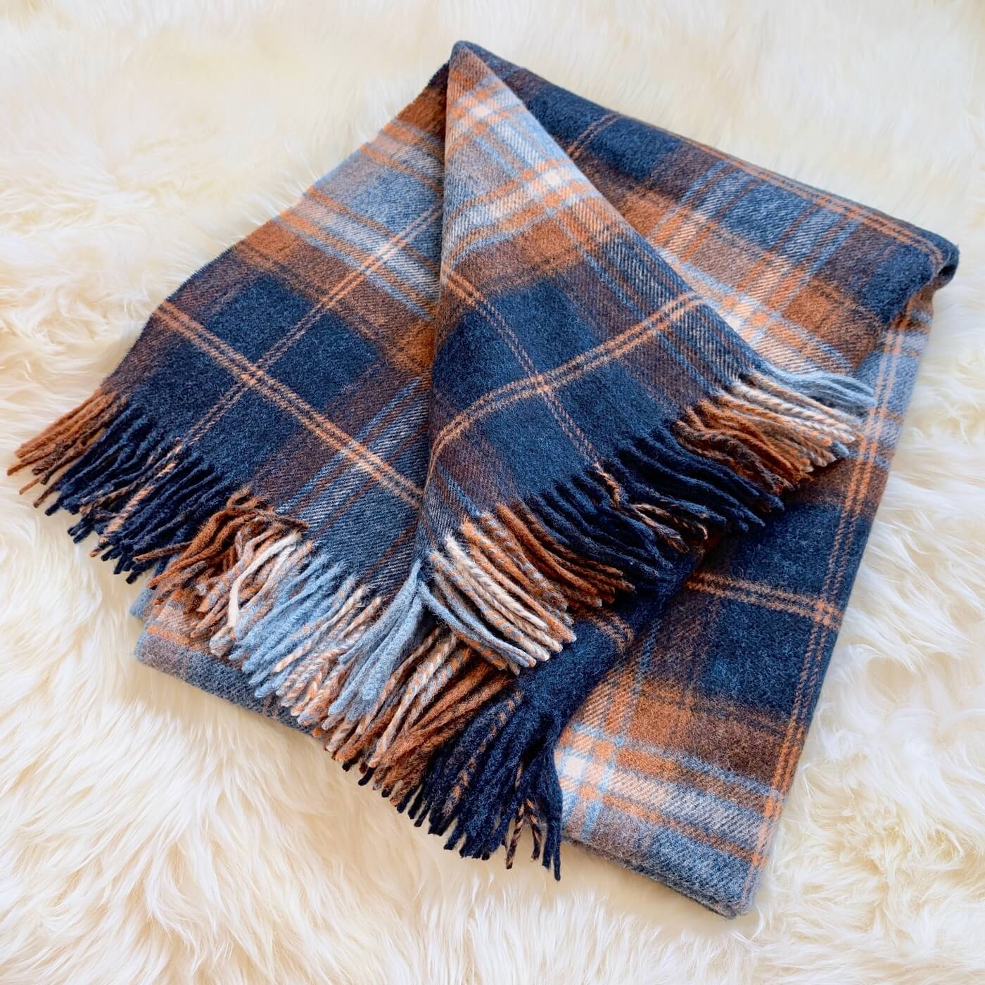 Pătură 100% lână Merino Winterton, Navy - model în carouri britanică - bleumarin și maro - deschisă