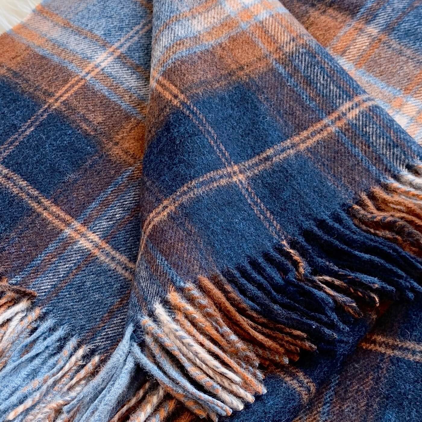 Pătură 100% lână Merino Winterton, Navy - model în carouri britanică - bleumarin și maro - zoom 2