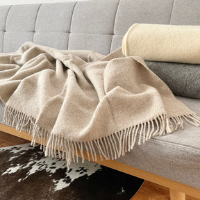 patura bej 100% lana de merino pura Milan, pe canapea