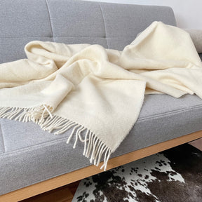 patura naturala 100% din lana merino, pe canapea