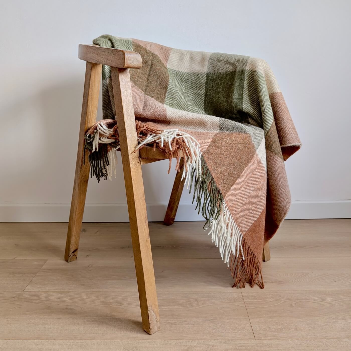 Pătură 100% din lână pură nouă Block Check, Teracota / Verde Salvie - pe scaun 1