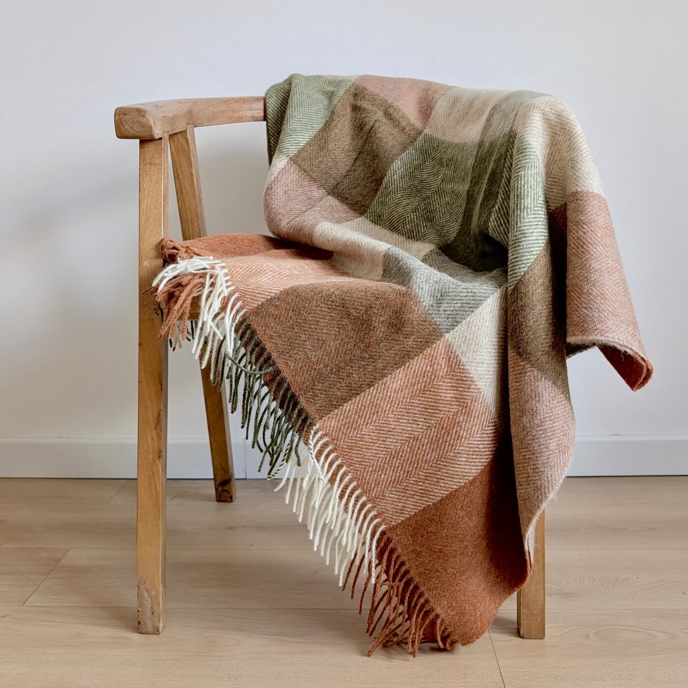 Pătură 100% din lână pură nouă Block Check, Teracota / Verde Salvie - pe scaun 2