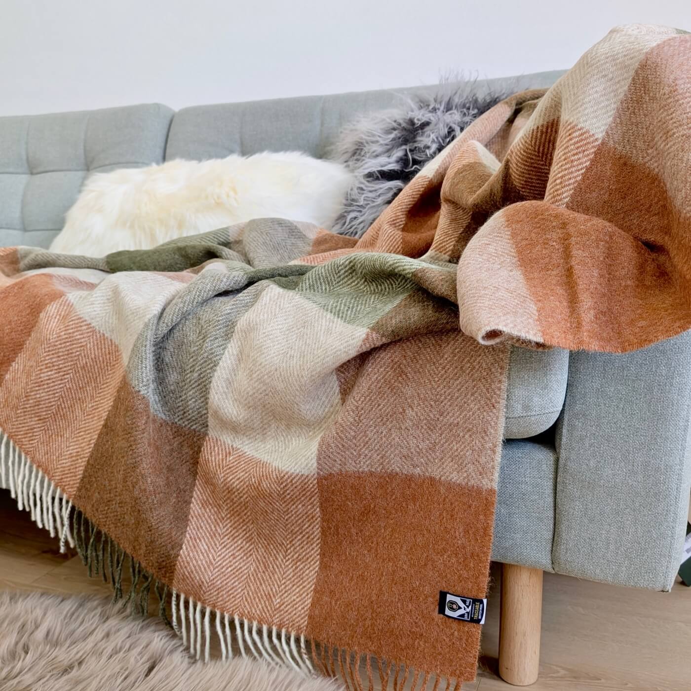 Pătură 100% din lână pură nouă Block Check, Teracota / Verde Salvie - pe canapea 2