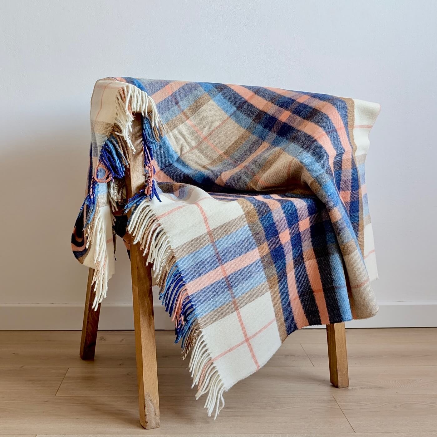Pătură din lână pură nouă Falmouth, Albastru Marin – model în carouri - pe scaun