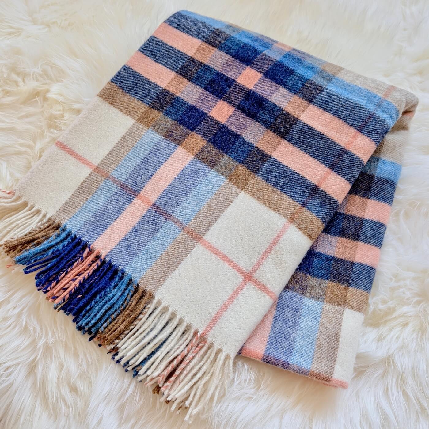 Pătură din lână pură nouă Falmouth, Albastru Marin – model în carouri - întinsă