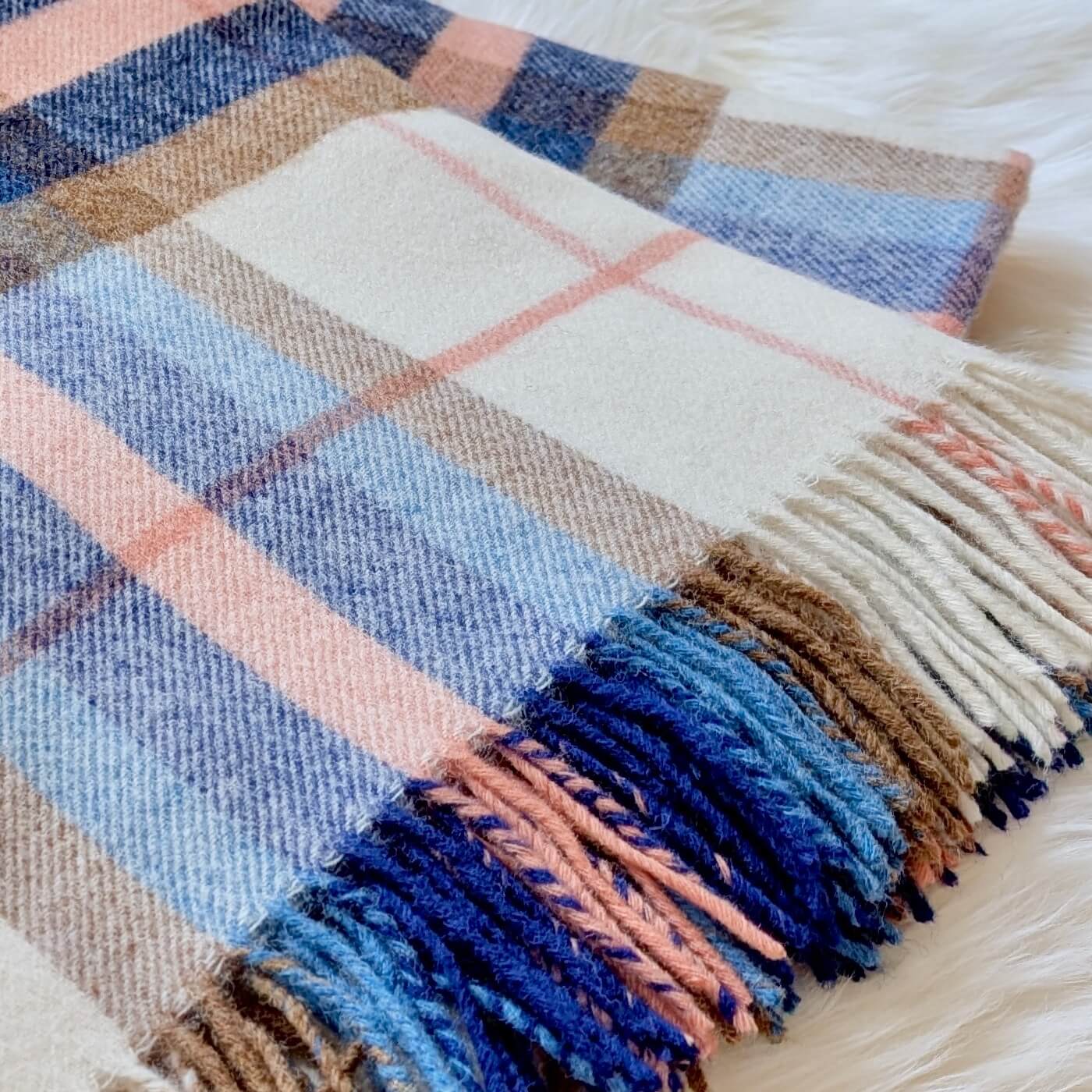 Pătură din lână pură nouă Falmouth, Albastru Marin – model în carouri - zoom