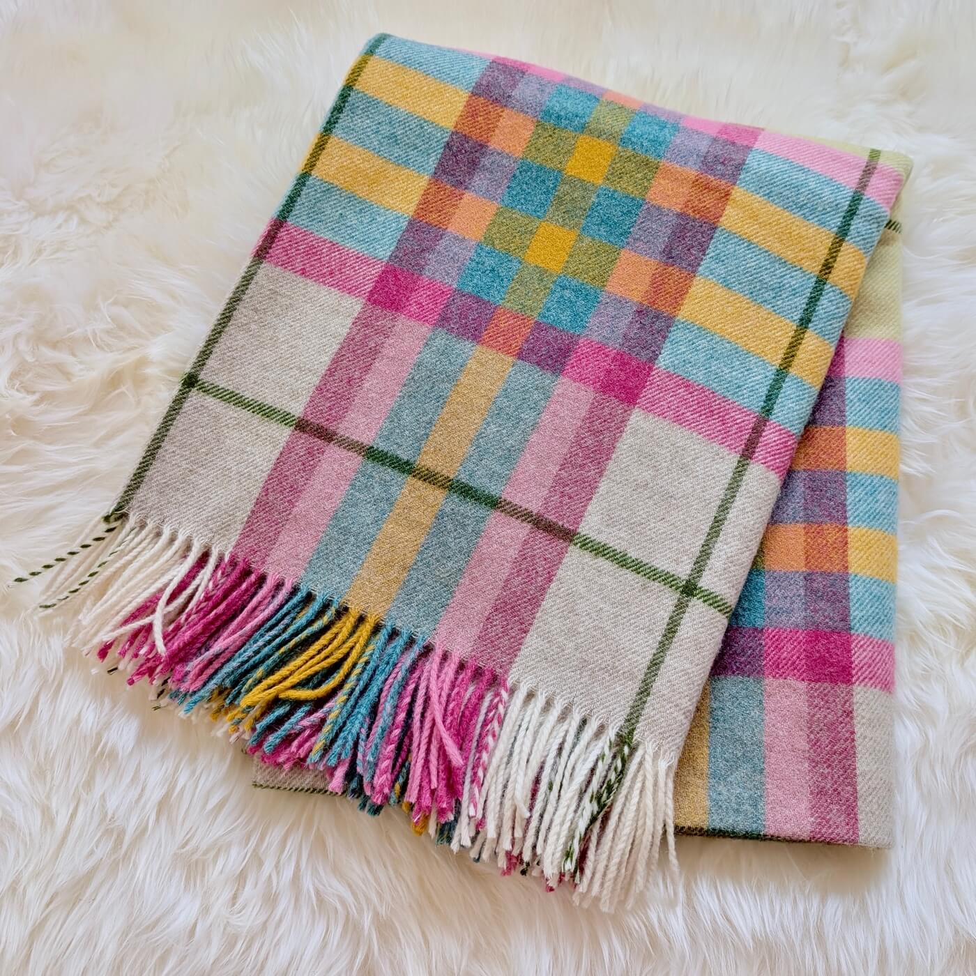 Pătură din lână pură nouă Falmouth, Multi – culori frumoase aprinse - model în carouri - întinsă
