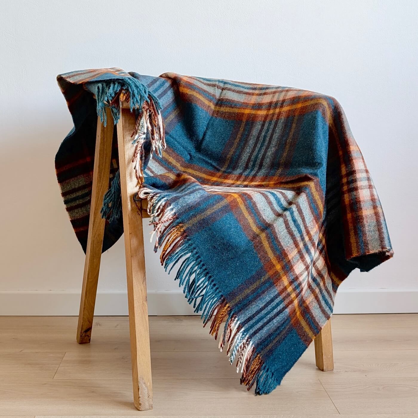 Pătură din lână pură nouă St Ives, Verde Petrol – model britanic în carouri - pe scaun