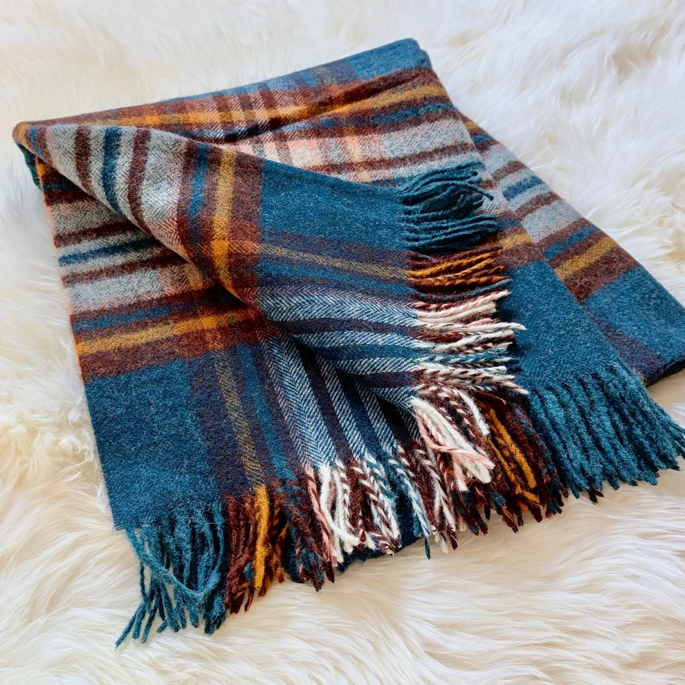 Pătură din lână pură nouă St Ives, Verde Petrol – model în carouri - cu ciucuri