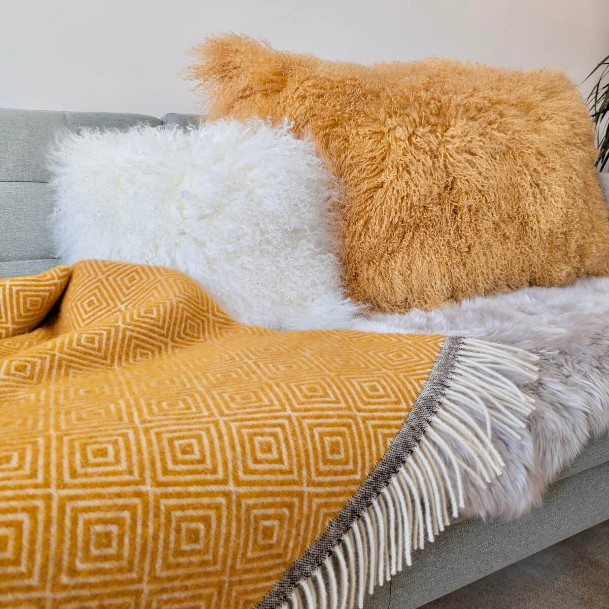 decor frumos modern pe canapea cu patura groasa Venezia si perne tibetane XXL culoare mustar