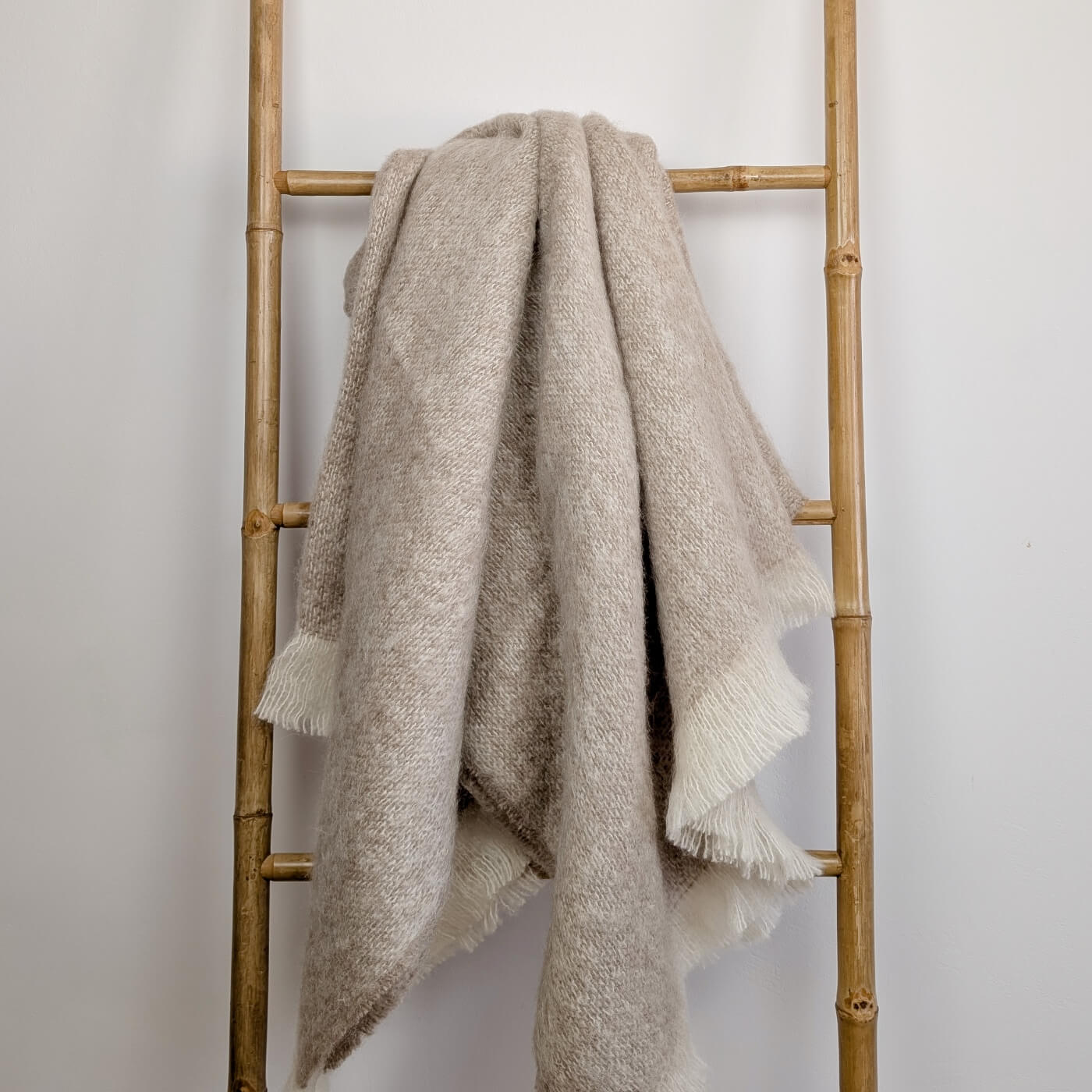 Pătură din mohair superfin model simplu într-o singură culoare bej, pe scară