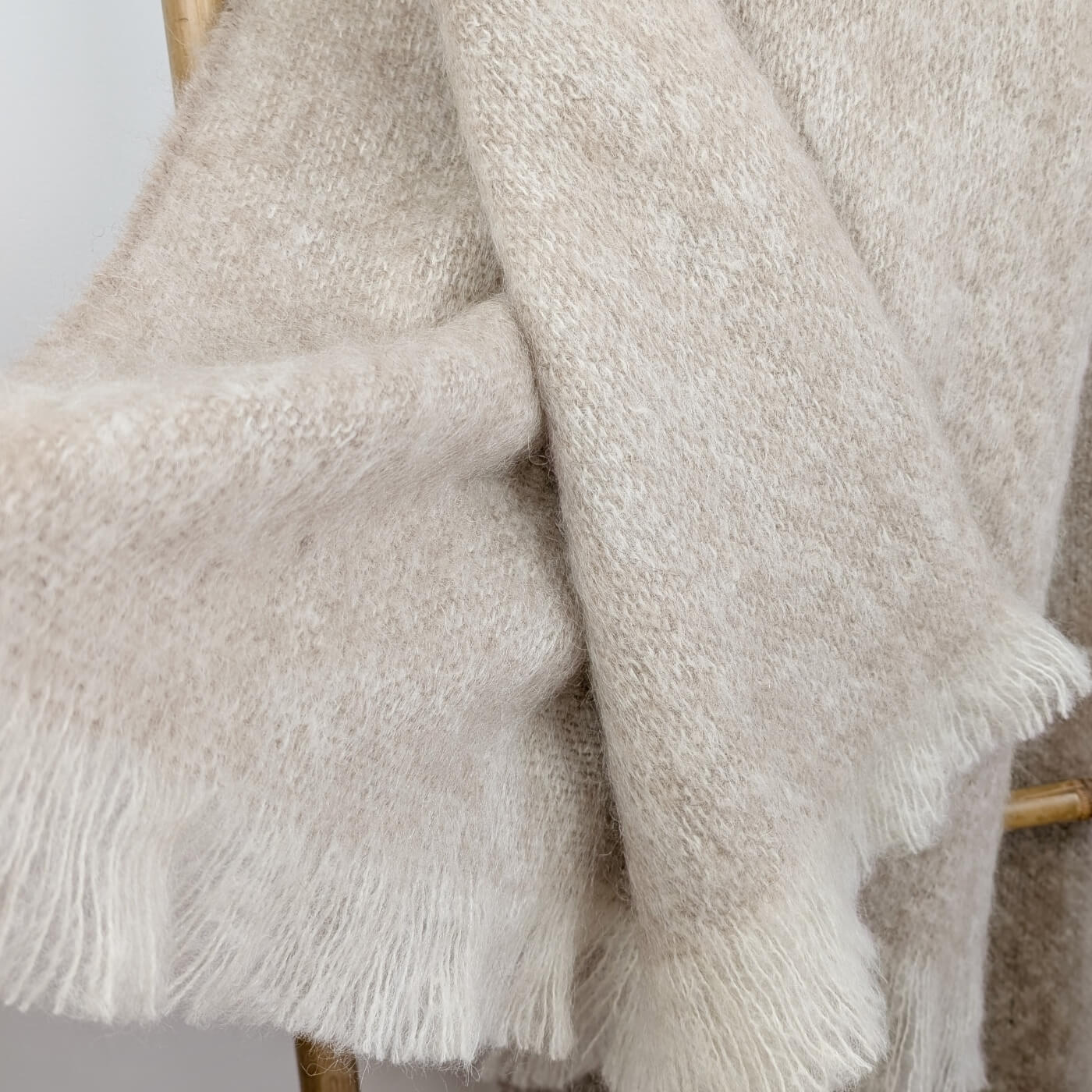 Pătură din mohair superfin model simplu într-o singură culoare bej, zoom