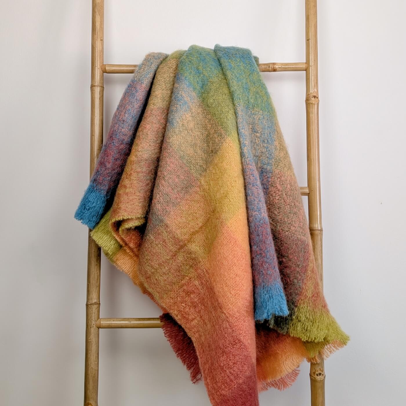 Pătură din mohair superfin model în carouri mix de culori calde, pe scară