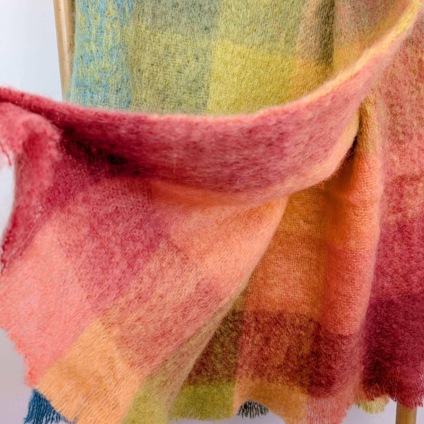 Pătură din mohair superfin model în carouri mix de culori calde, zoom