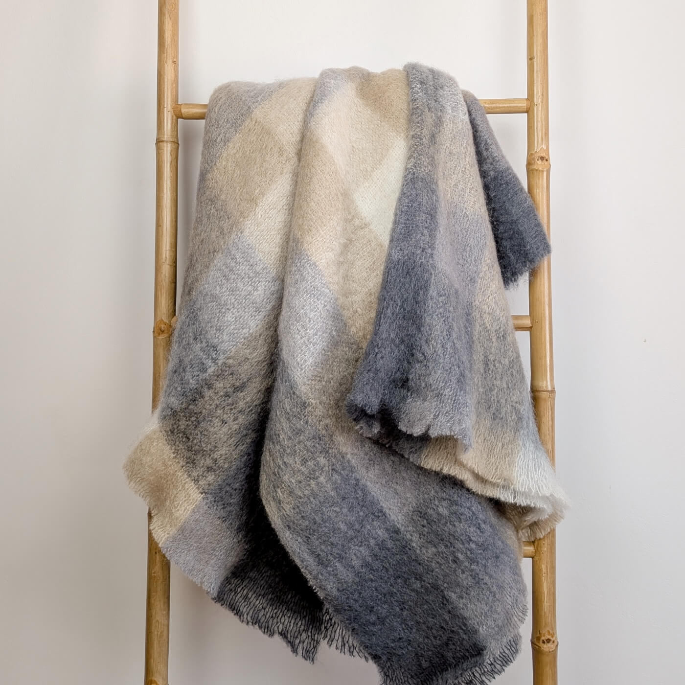 Pătură din mohair superfin model în carouri mix de culori gri antracit, bleumarin si crem