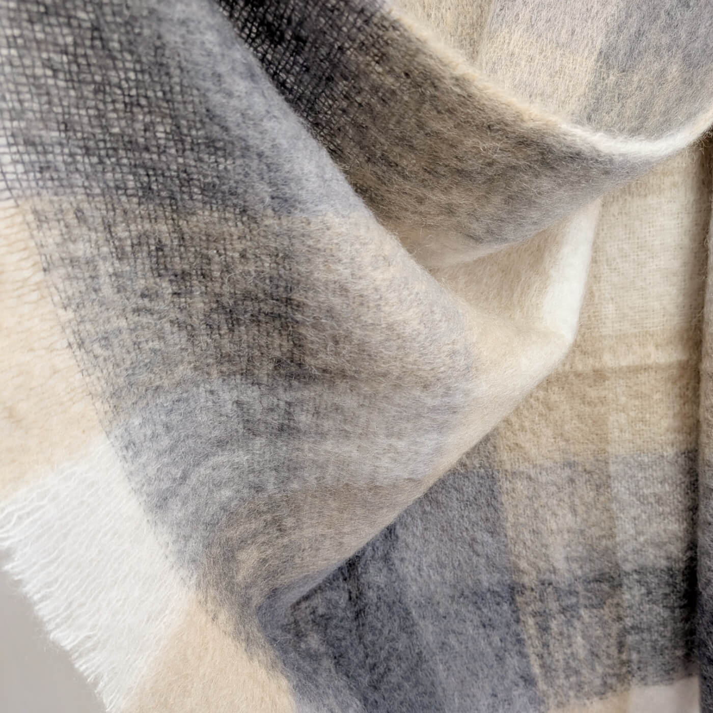 Pătură din mohair superfin model în carouri mix de culori gri antracit, bleumarin si crem, zoom