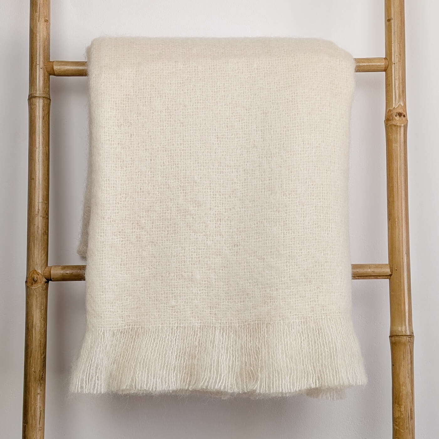 Pătură din mohair superfin model simplu într-o singură culoare alb-gălbui