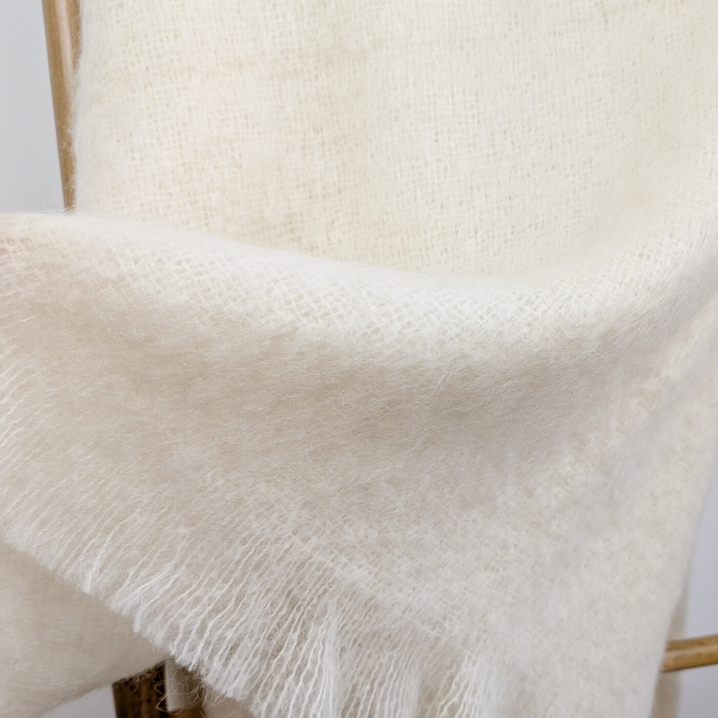 Pătură din mohair superfin model simplu într-o singură culoare alb-gălbui, zoom