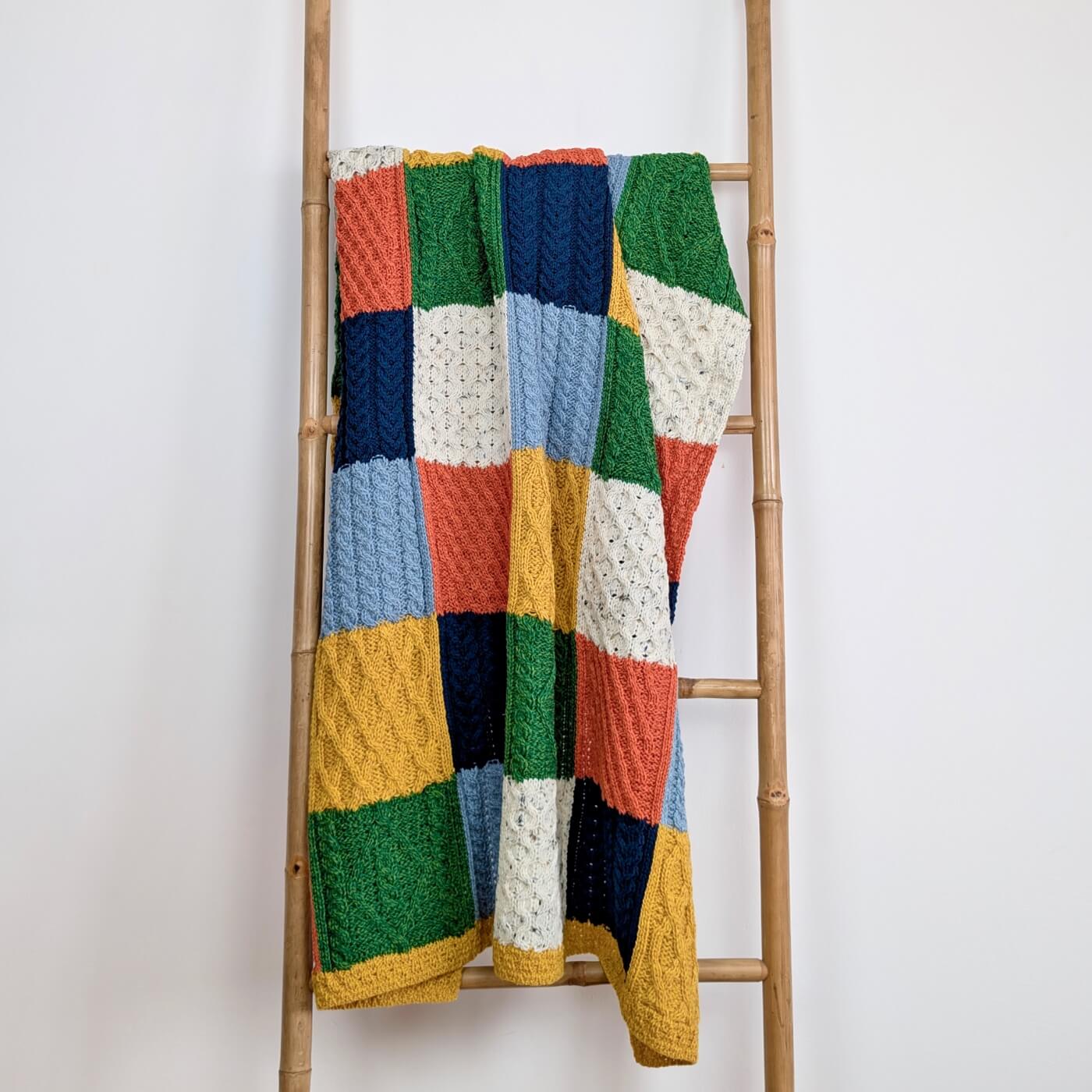pătură tricotată lână merino supersoft Killala Aran, model carouri din pătrate, multicoloră, corșetată