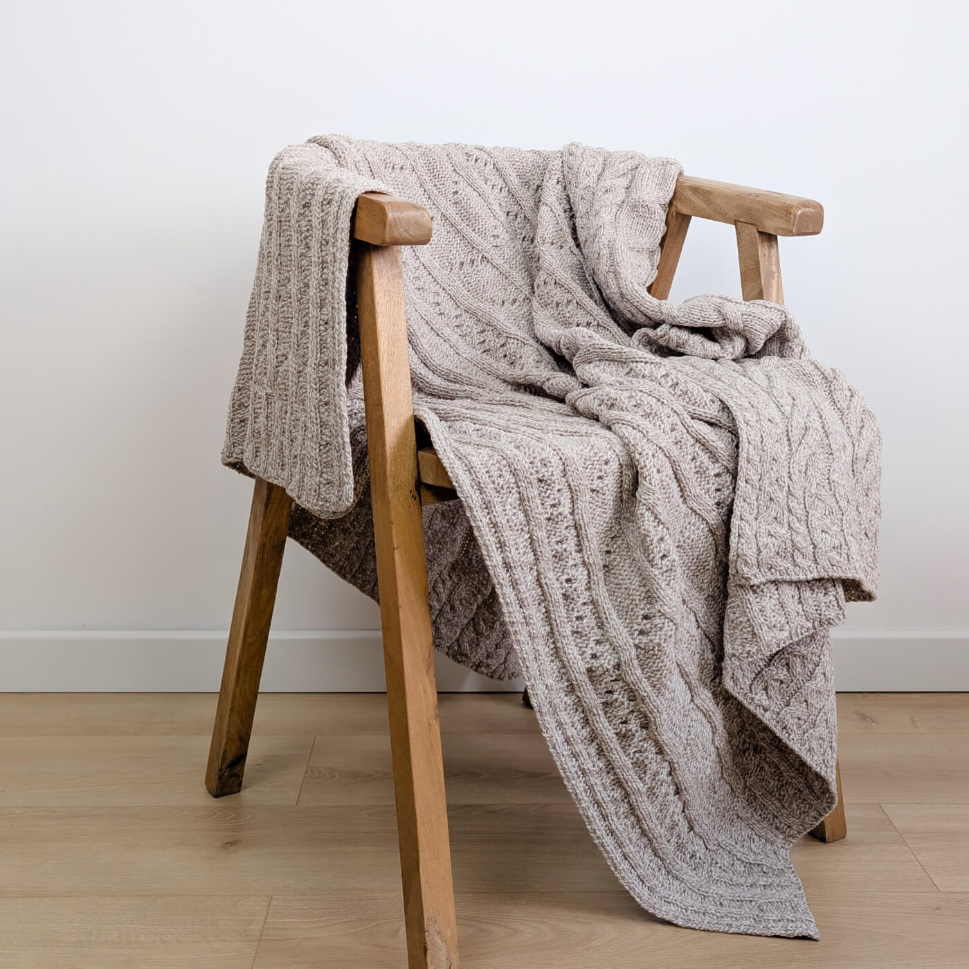 Pătură tricotată cu împletituri din lână merino Silver Strand, Bej