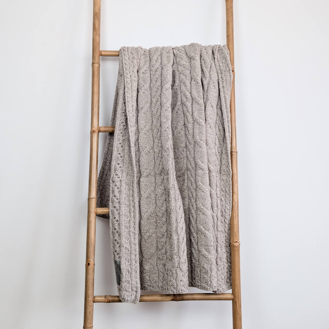 Pătură tricotată cu împletituri din lână merino Silver Strand, Bej