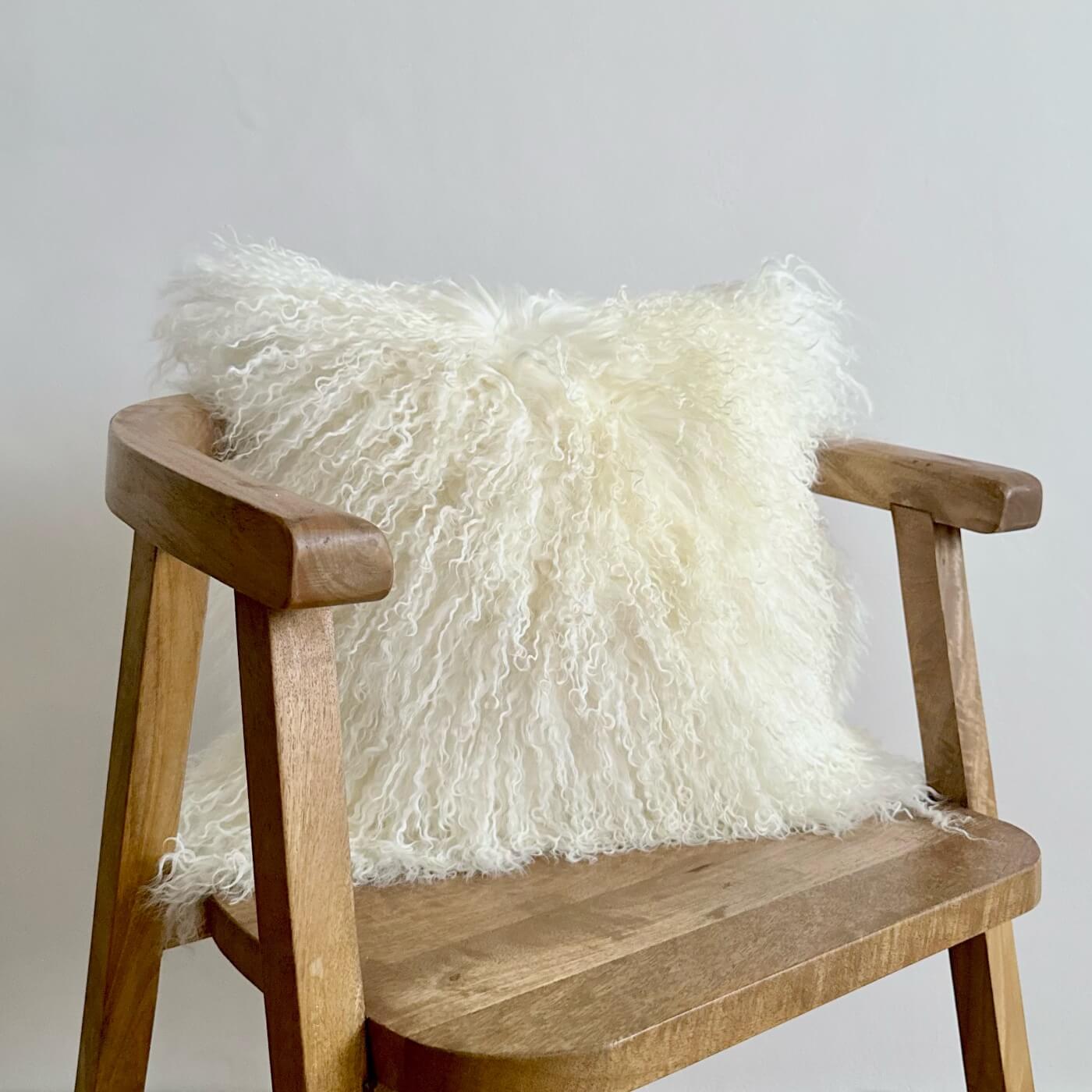 Pernă Decorativă din Blană de Oaie Tibetană, cu fir lung încrețit, culoare albă, formă pătrată