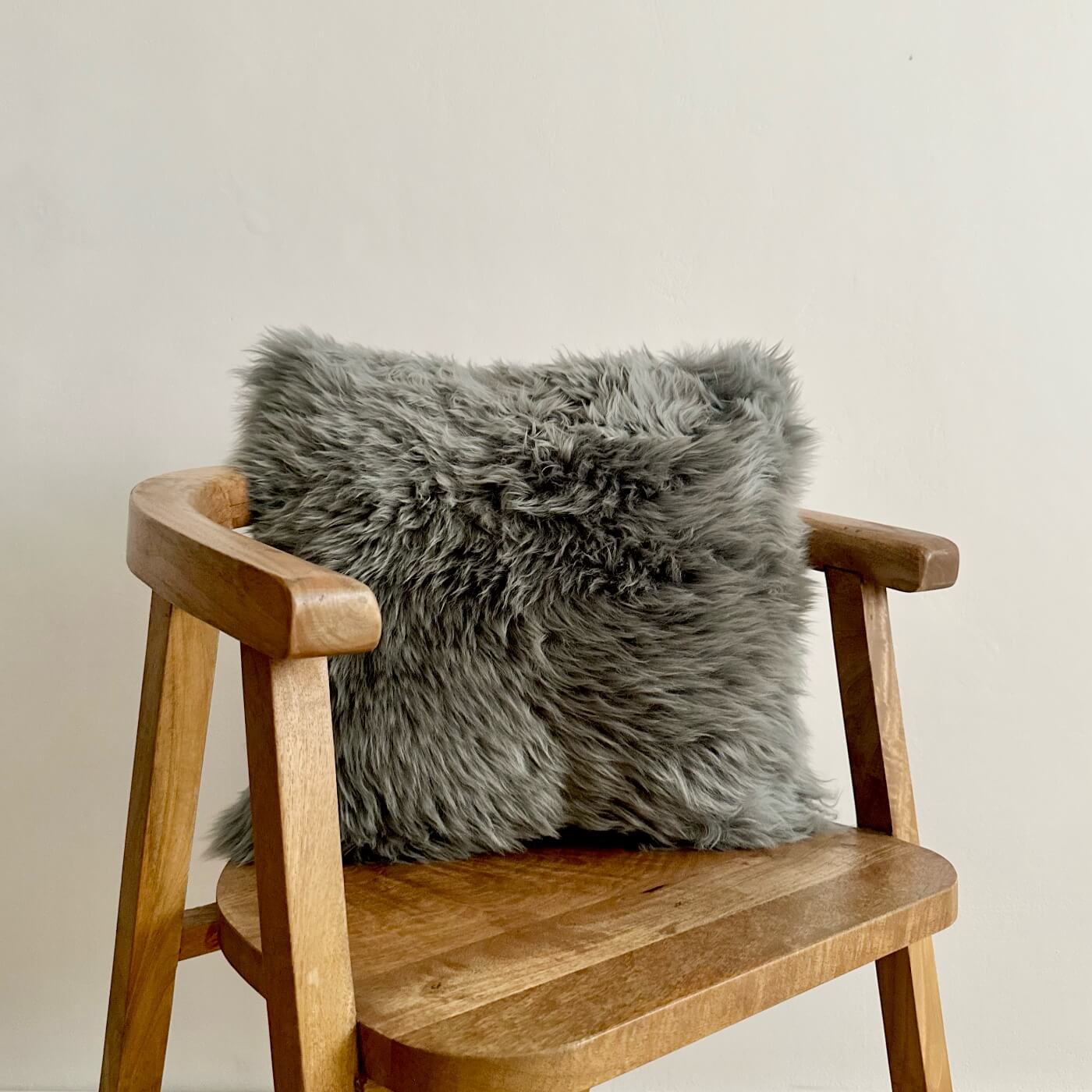 Perne Decorative din Blană Naturală de Oaie Australiană, Gri Închis - pătrată 40 cm