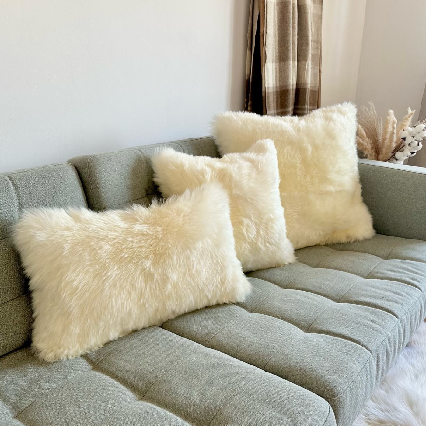 Perna Decorativă din Blană de Oaie Naturală Australiană, Alb Ivoriu, 3 dimensiuni, pe canapea