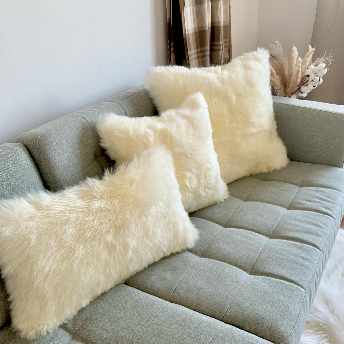 Perna Decorativă din Blană de Oaie Naturală Australiană, Alb Ivoriu, pe canapea decor