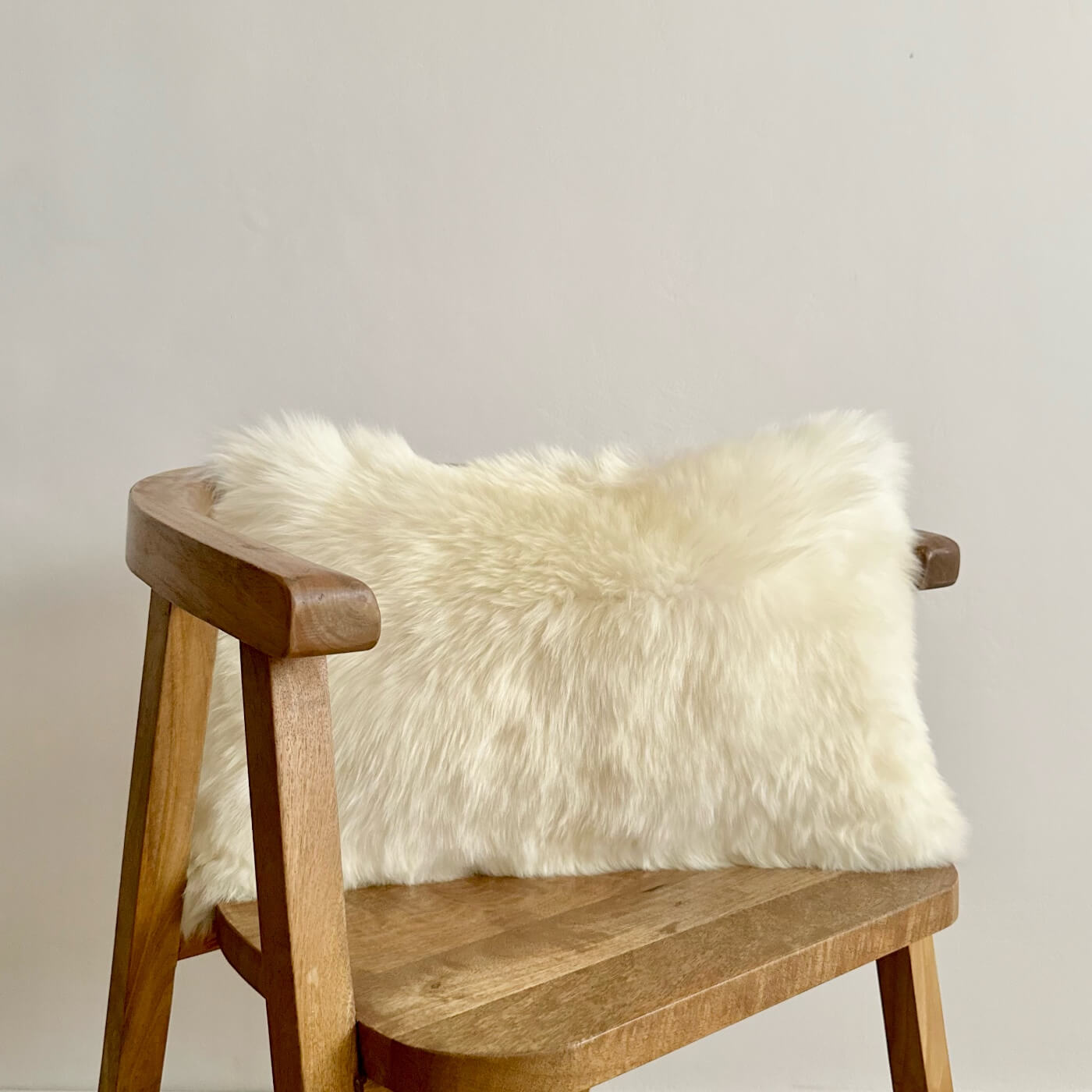 Perna Decorativă din Blană de Oaie Naturală Australiană, Alb Ivoriu, lombară 30x50 cm