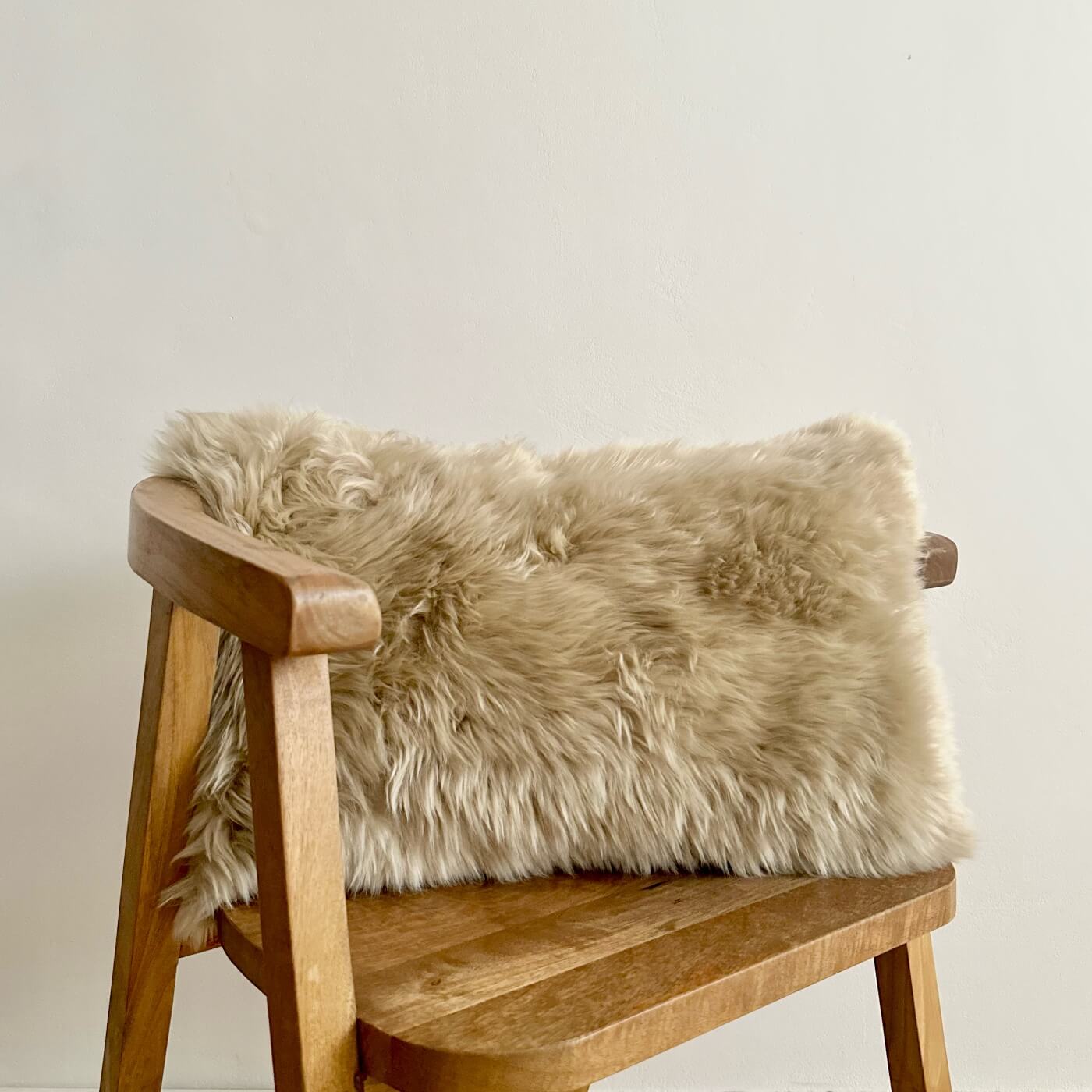 Perna Decorativă din Blană de Oaie Naturală, Crem - lombară 30 cm