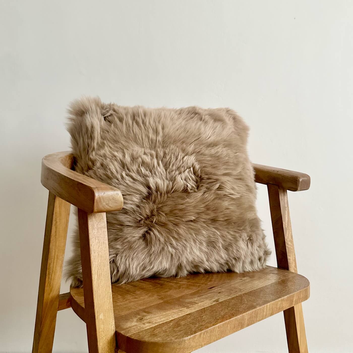 Perna Decorativă din Blană de Oaie Naturală Australiană, Maro - pătrată 40 cm